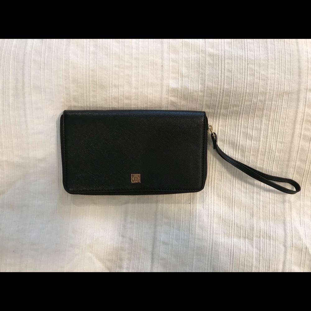 Black wallet with zipper